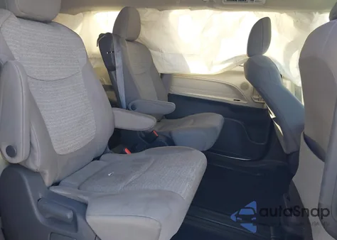 2021 Toyota Sienna Le z USA, uszkodzony, nr VIN 5TDKRKEC5MS028148